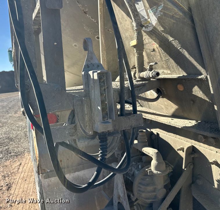 image for item DW4345 2000 International 5500i ready mix truck