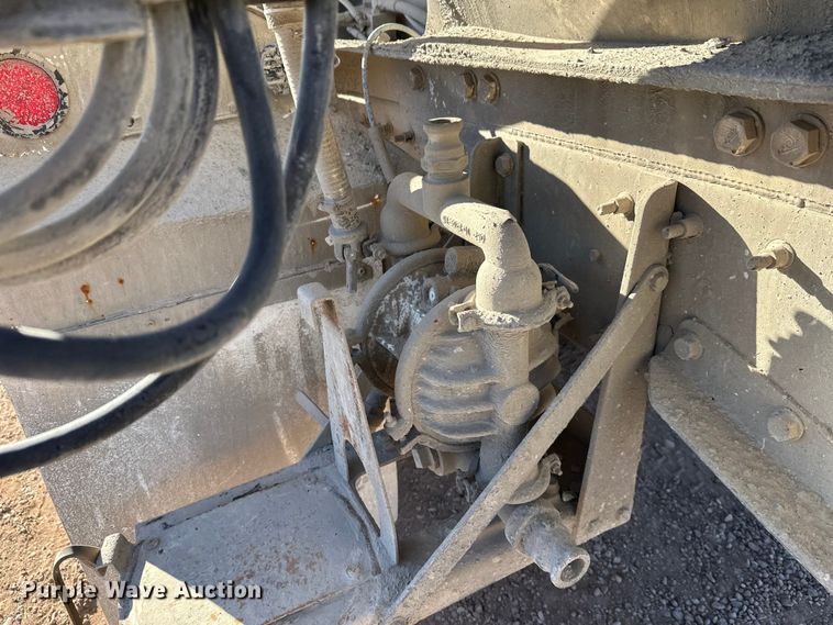 image for item DW4345 2000 International 5500i ready mix truck