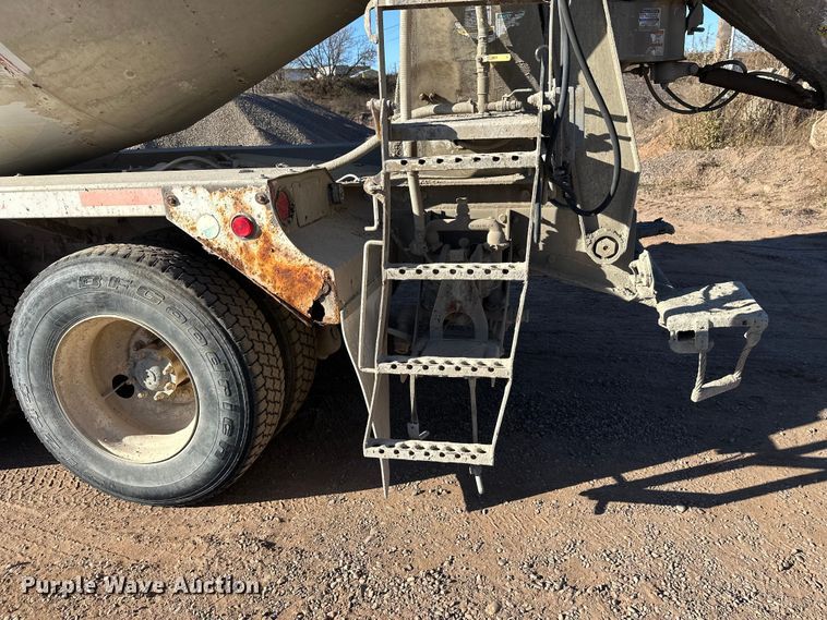 image for item DW4345 2000 International 5500i ready mix truck