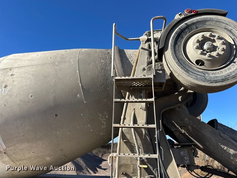 image for item DW4345 2000 International 5500i ready mix truck