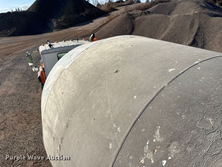 image for item DW4345 2000 International 5500i ready mix truck