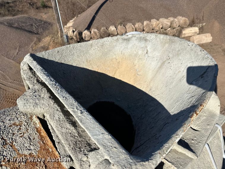 image for item DW4345 2000 International 5500i ready mix truck