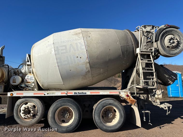 image for item DW4345 2000 International 5500i ready mix truck