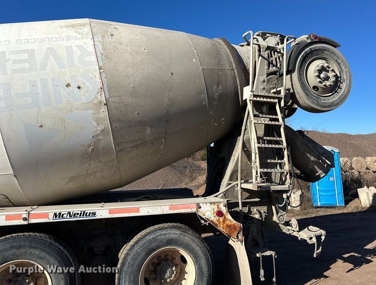 image for item DW4345 2000 International 5500i ready mix truck