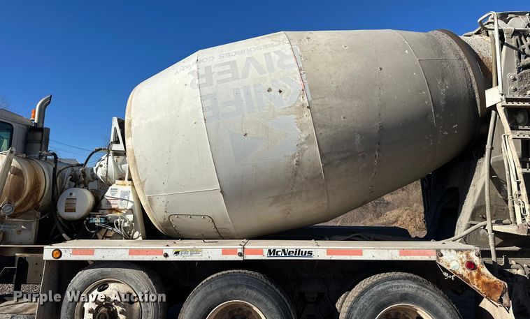 image for item DW4345 2000 International 5500i ready mix truck