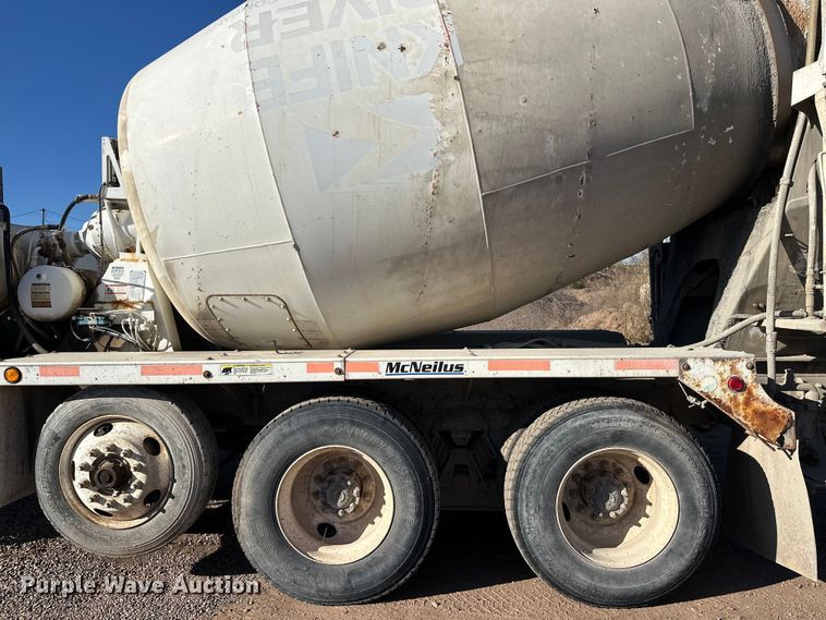 image for item DW4345 2000 International 5500i ready mix truck