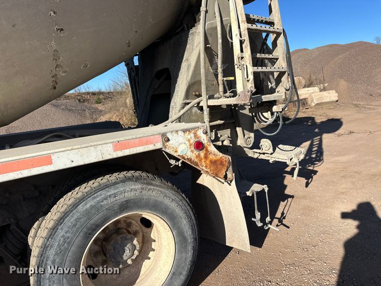 image for item DW4345 2000 International 5500i ready mix truck