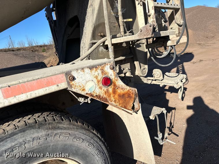 image for item DW4345 2000 International 5500i ready mix truck