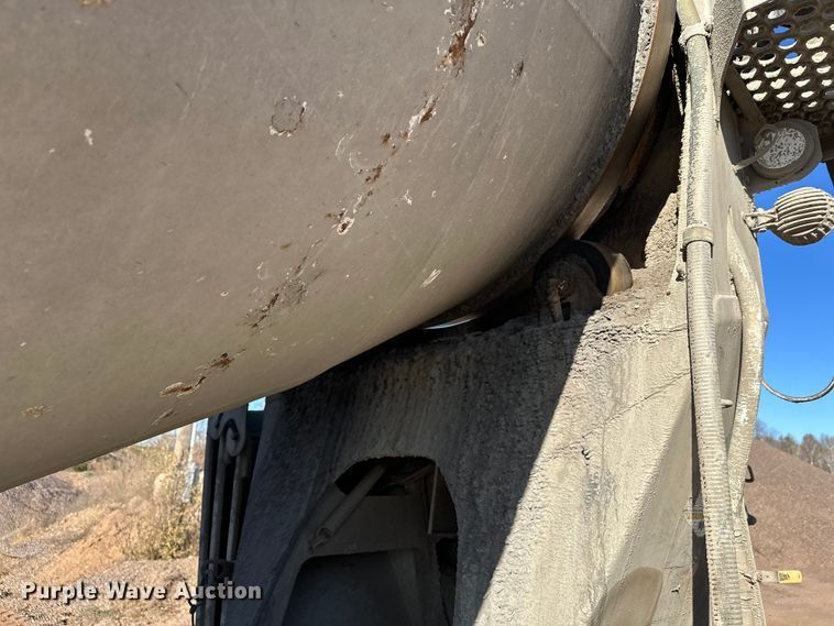 image for item DW4345 2000 International 5500i ready mix truck