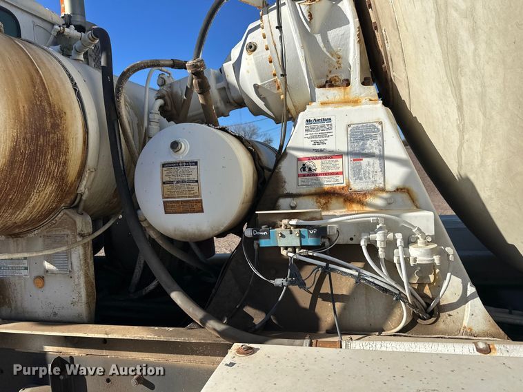 image for item DW4345 2000 International 5500i ready mix truck