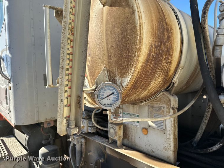 image for item DW4345 2000 International 5500i ready mix truck