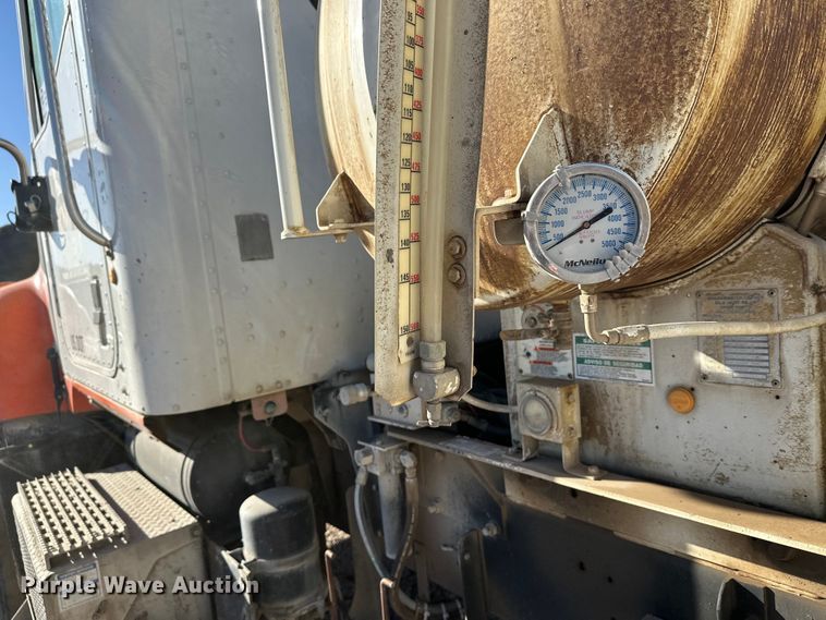 image for item DW4345 2000 International 5500i ready mix truck