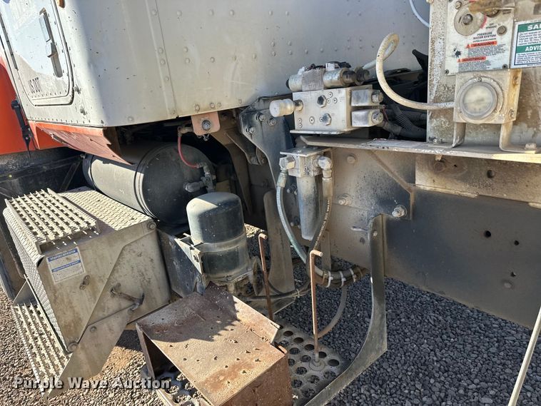 image for item DW4345 2000 International 5500i ready mix truck