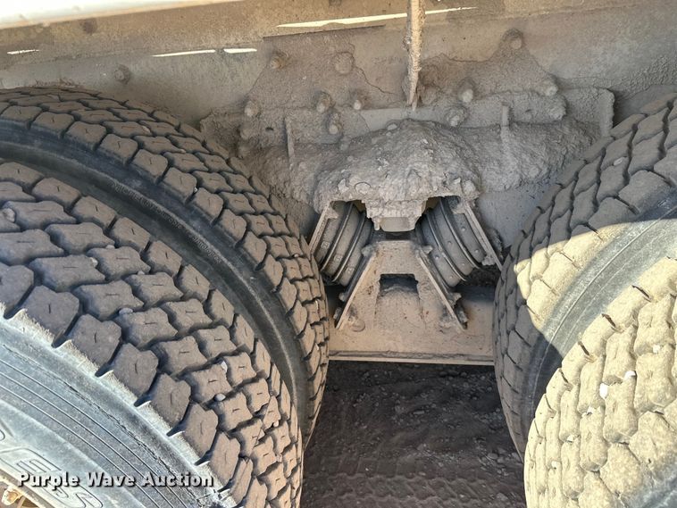 image for item DW4345 2000 International 5500i ready mix truck