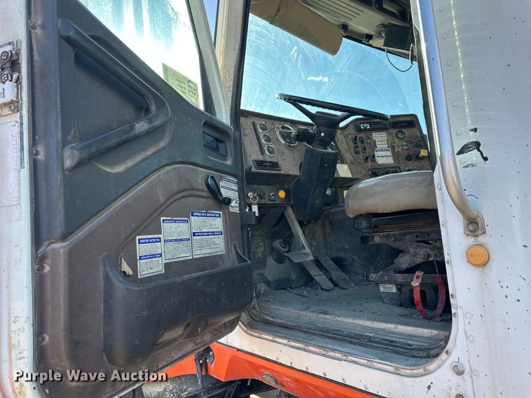 image for item DW4345 2000 International 5500i ready mix truck