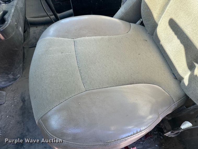 image for item DW4345 2000 International 5500i ready mix truck