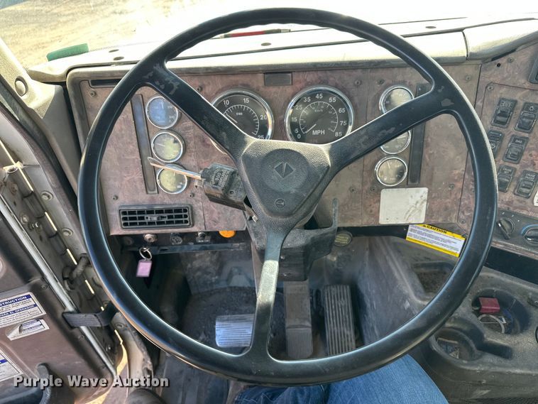 image for item DW4345 2000 International 5500i ready mix truck