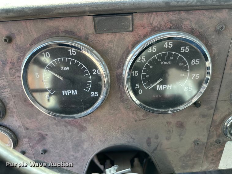 image for item DW4345 2000 International 5500i ready mix truck