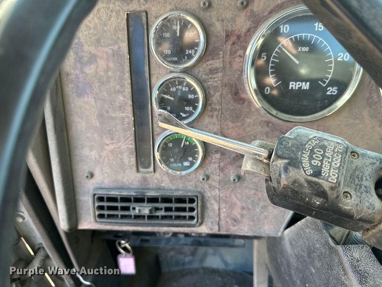 image for item DW4345 2000 International 5500i ready mix truck