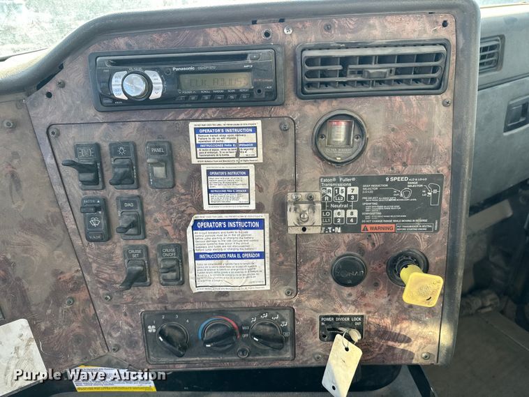 image for item DW4345 2000 International 5500i ready mix truck