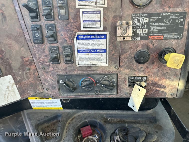 image for item DW4345 2000 International 5500i ready mix truck