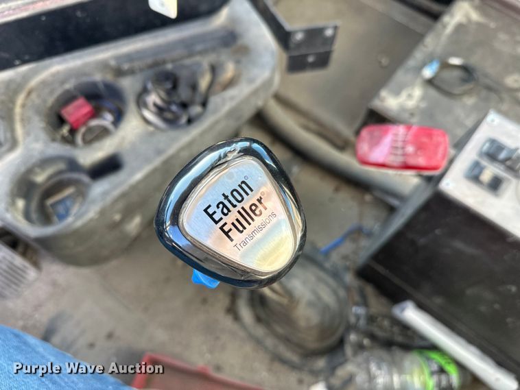 image for item DW4345 2000 International 5500i ready mix truck