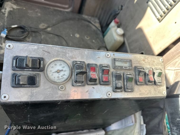 image for item DW4345 2000 International 5500i ready mix truck