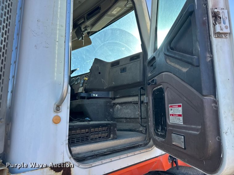 image for item DW4345 2000 International 5500i ready mix truck