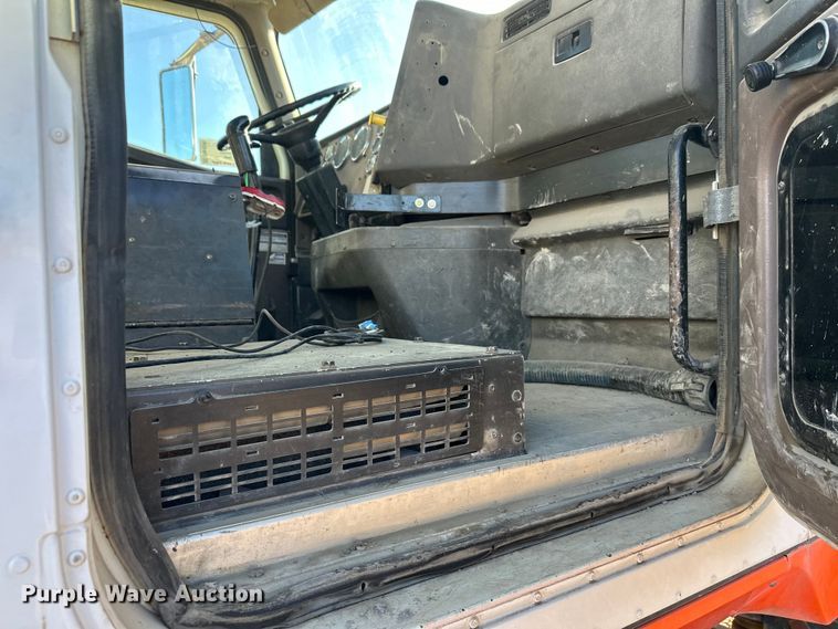 image for item DW4345 2000 International 5500i ready mix truck