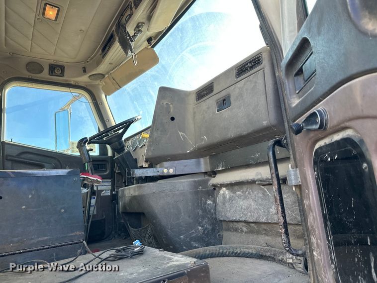 image for item DW4345 2000 International 5500i ready mix truck