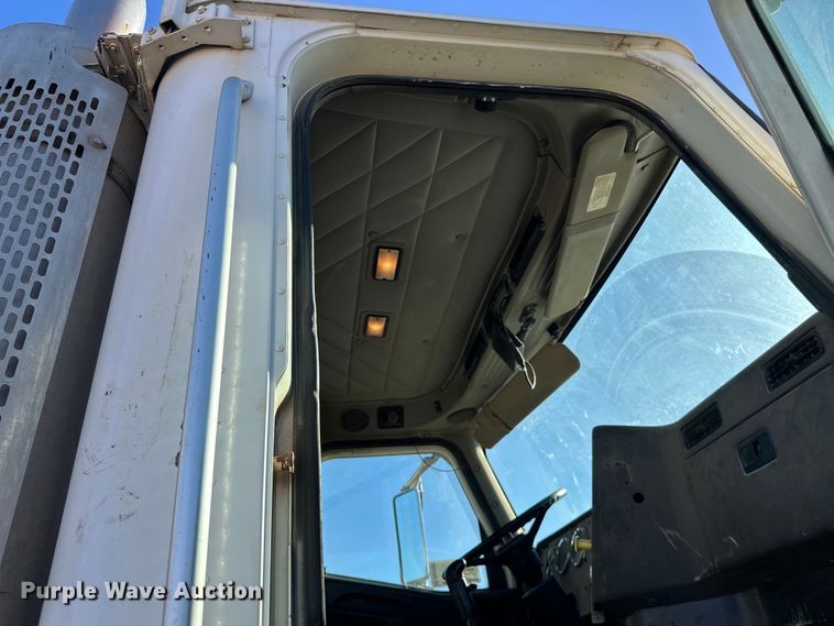image for item DW4345 2000 International 5500i ready mix truck