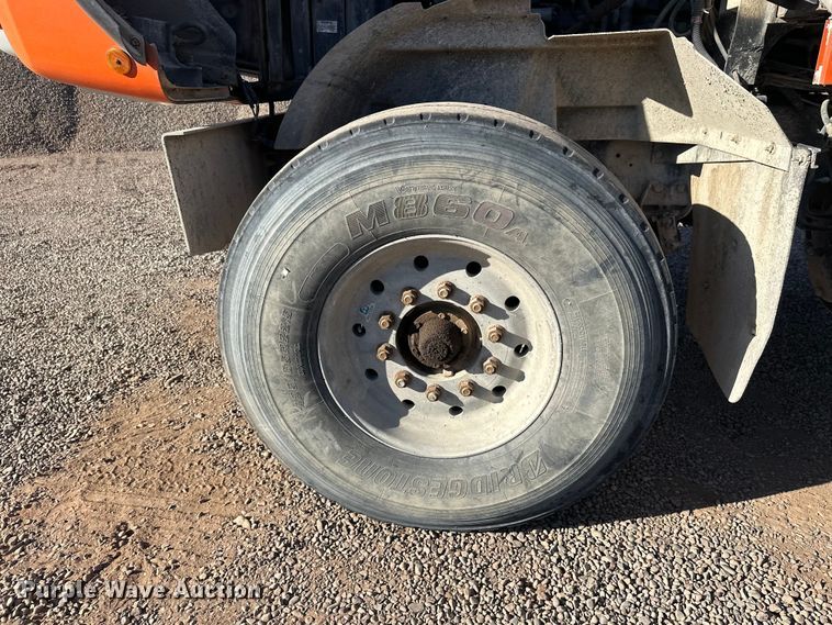 image for item DW4345 2000 International 5500i ready mix truck