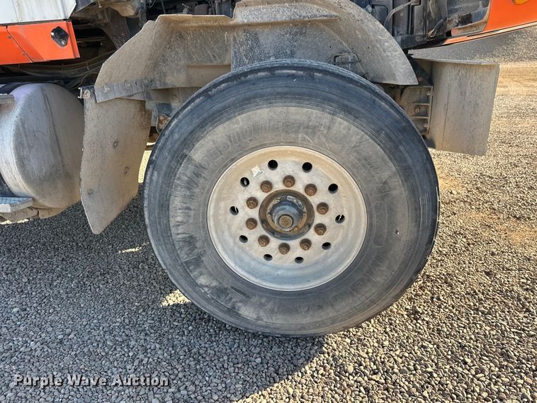 image for item DW4345 2000 International 5500i ready mix truck