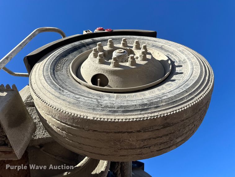 image for item DW4345 2000 International 5500i ready mix truck