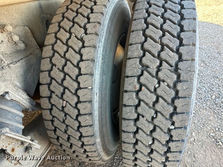 image for item DW4345 2000 International 5500i ready mix truck