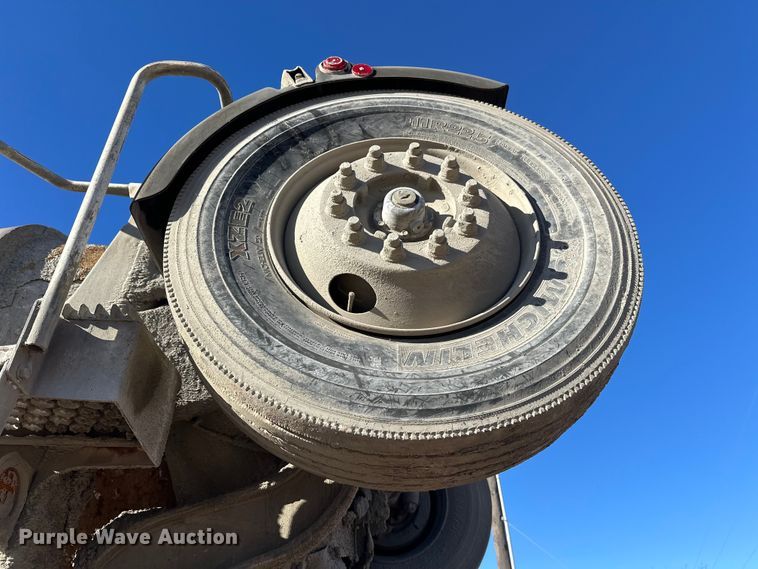 image for item DW4345 2000 International 5500i ready mix truck