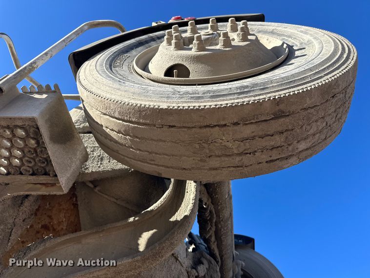 image for item DW4345 2000 International 5500i ready mix truck