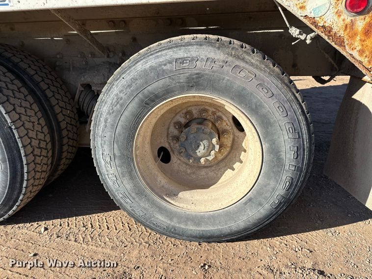 image for item DW4345 2000 International 5500i ready mix truck