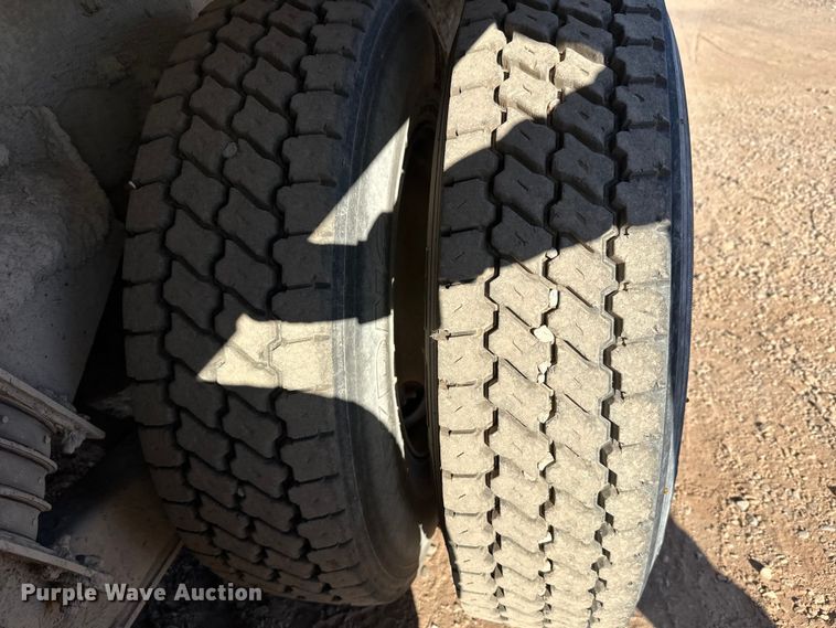 image for item DW4345 2000 International 5500i ready mix truck