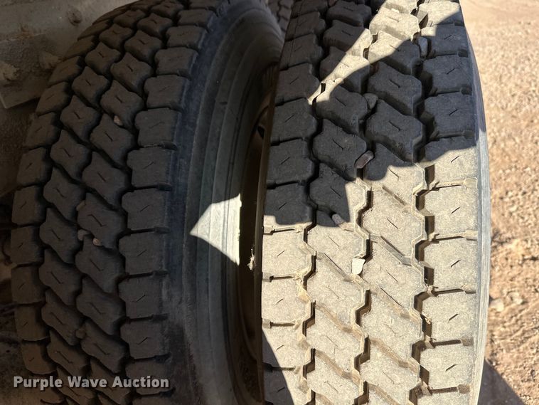 image for item DW4345 2000 International 5500i ready mix truck