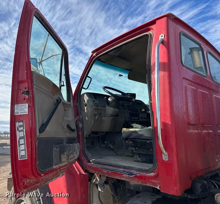 image for item DW4370 2007 Sterling L9500 ready mix truck