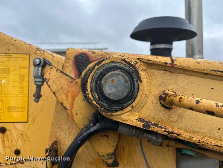 image for item DW4383 1998 John Deere 210LE landscape tractor