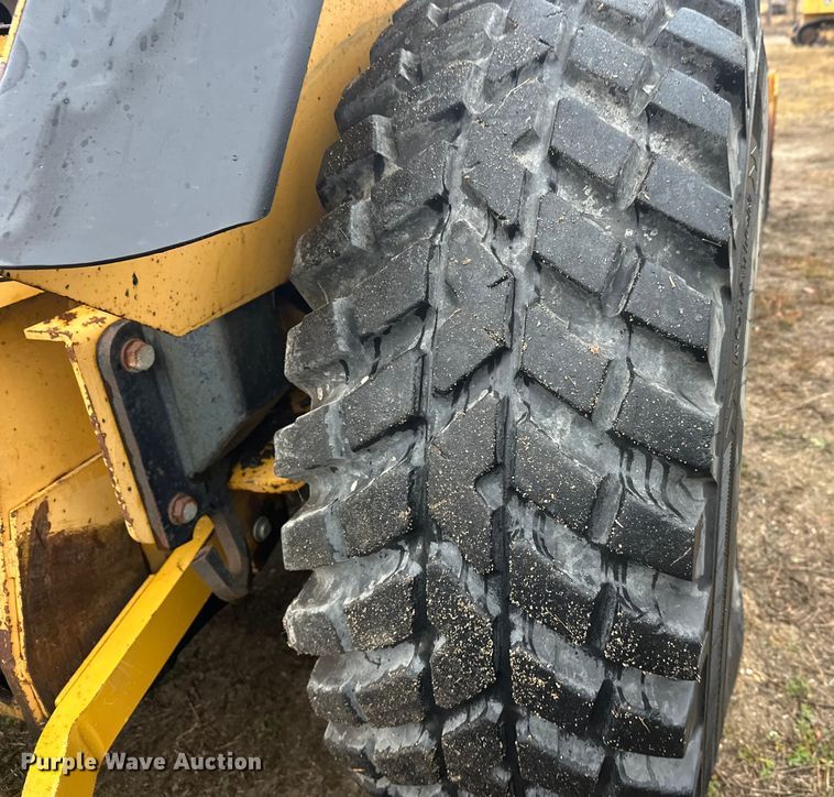 image for item DW4383 1998 John Deere 210LE landscape tractor