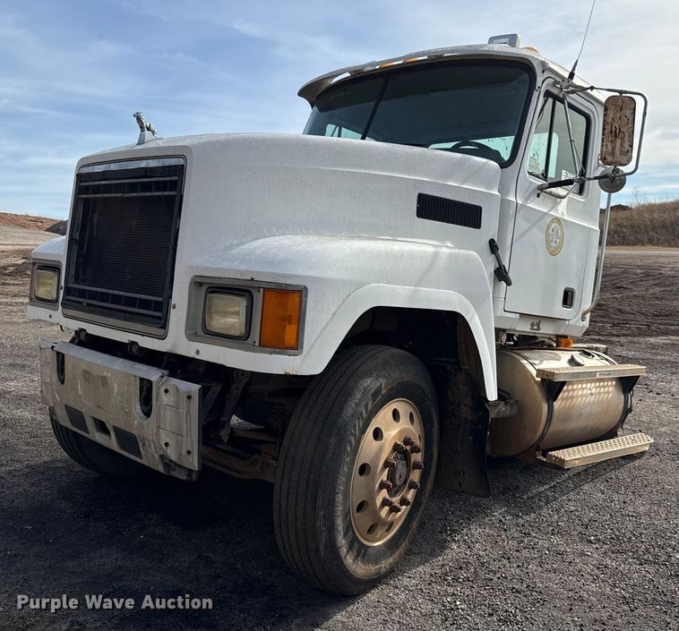 image for item DW5200 2001 Mack CH613 truck cab and chassis