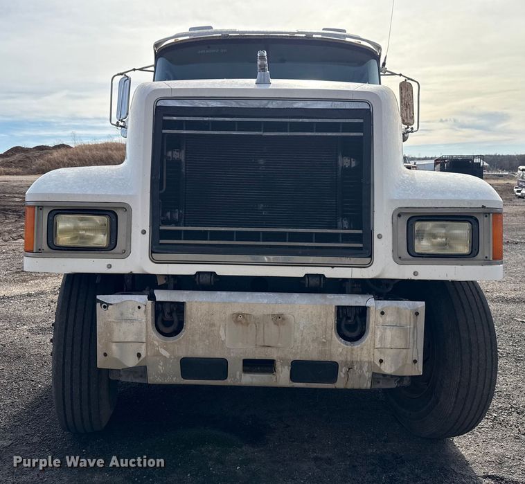 image for item DW5200 2001 Mack CH613 truck cab and chassis