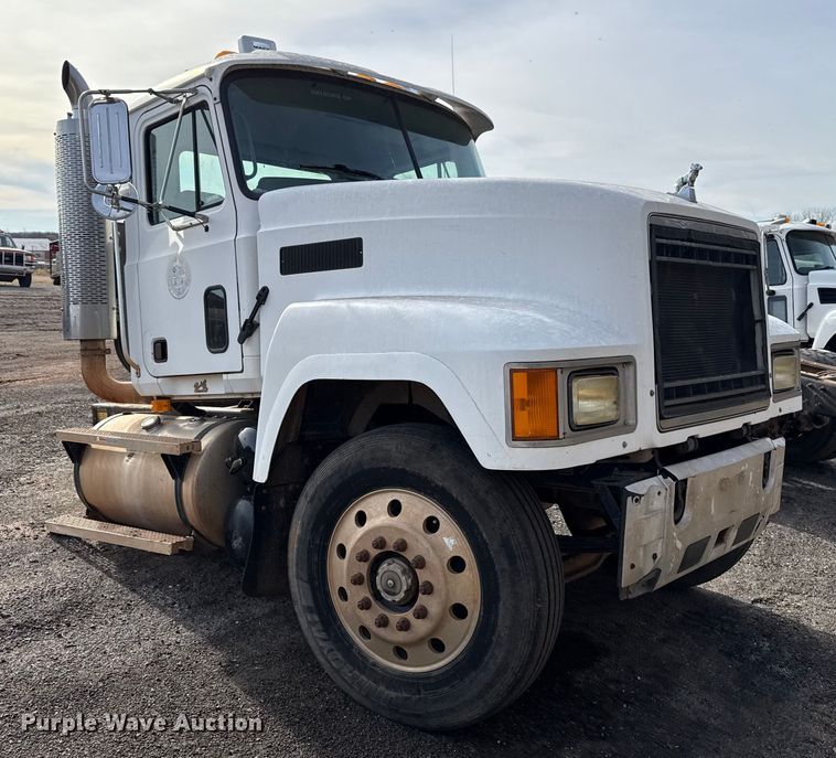 image for item DW5200 2001 Mack CH613 truck cab and chassis