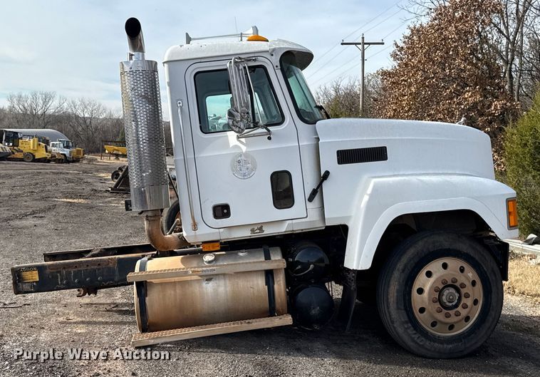 image for item DW5200 2001 Mack CH613 truck cab and chassis