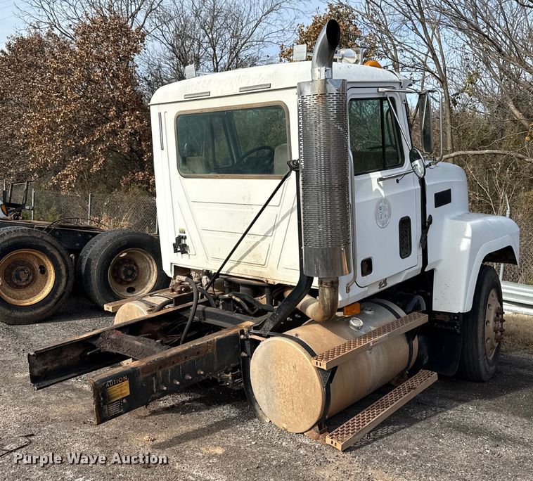 image for item DW5200 2001 Mack CH613 truck cab and chassis