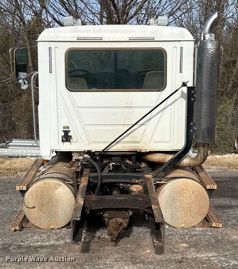 image for item DW5200 2001 Mack CH613 truck cab and chassis