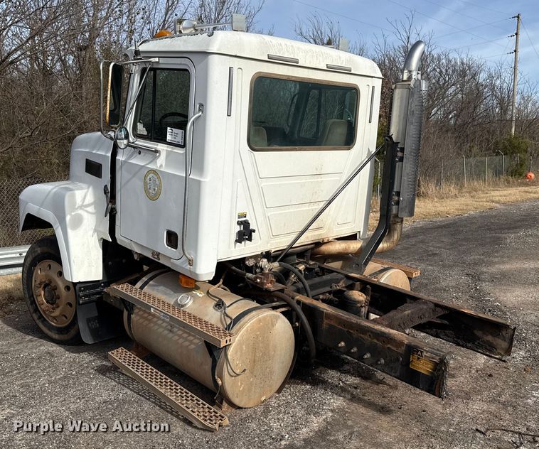 image for item DW5200 2001 Mack CH613 truck cab and chassis